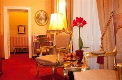 фото отеля Opera Suites