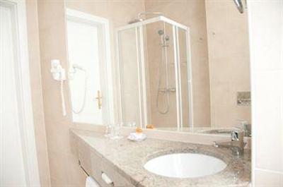 фото отеля Opera Suites