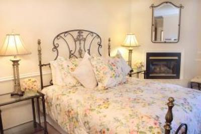 фото отеля Coachman's Inn Carmel By the Sea