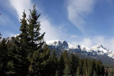 фото отеля Rundle Cliffs Lodge Canmore