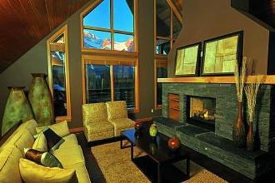 фото отеля Rundle Cliffs Lodge Canmore