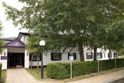 фото отеля Premier Inn Cobham