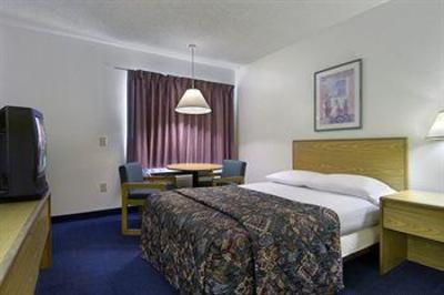 фото отеля Plano Inn & Suites