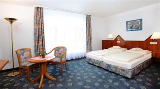 фото отеля Hotel Goldene Uhr