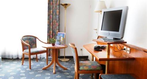 фото отеля Hotel Goldene Uhr
