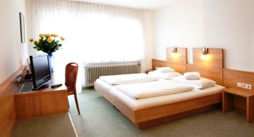 фото отеля Hotel Goldene Uhr
