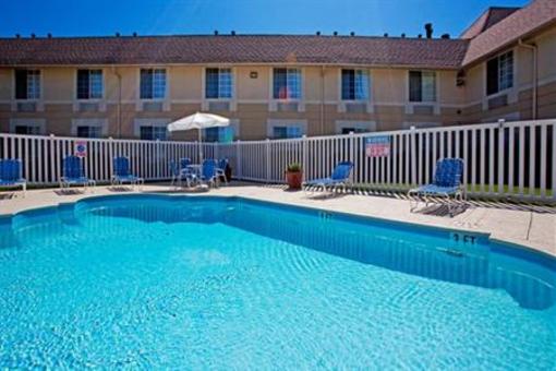 фото отеля Holiday Inn Express Chateau Elan Lodge