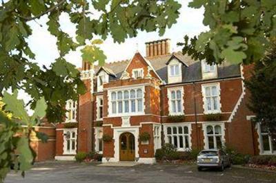 фото отеля Hilton St Anne's Manor, Bracknell