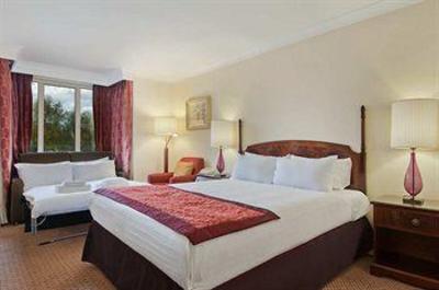 фото отеля Hilton St Anne's Manor, Bracknell