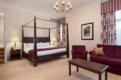 фото отеля Hilton St Anne's Manor, Bracknell