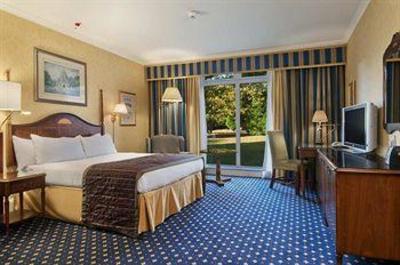 фото отеля Hilton St Anne's Manor, Bracknell