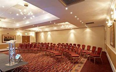 фото отеля Hilton St Anne's Manor, Bracknell