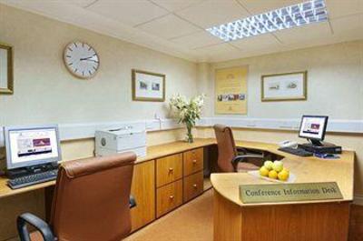 фото отеля Hilton St Anne's Manor, Bracknell