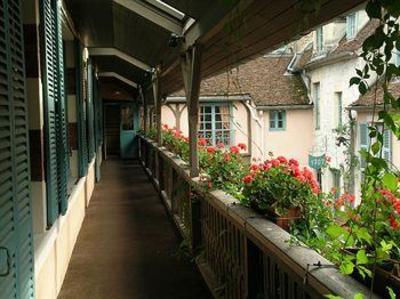 фото отеля Hostellerie De La Poste Avallon