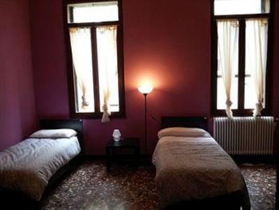 фото отеля Emerald Palace Hostel