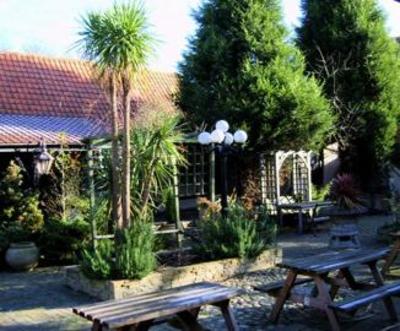 фото отеля Tudor Oaks Lodge Hitchin