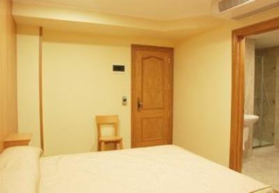 фото отеля Hostal Izaga Noain