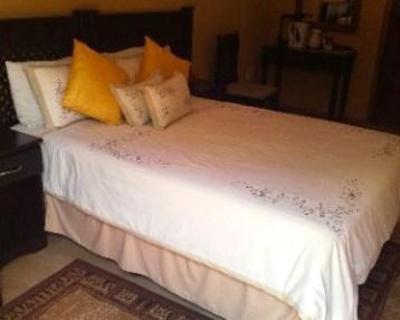 фото отеля Ikhutse Manor Guest House Mafikeng