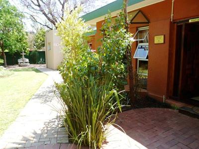 фото отеля Ikhutse Manor Guest House Mafikeng
