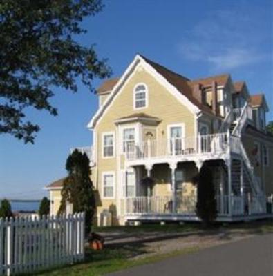 фото отеля Louisbourg Harbour Inn