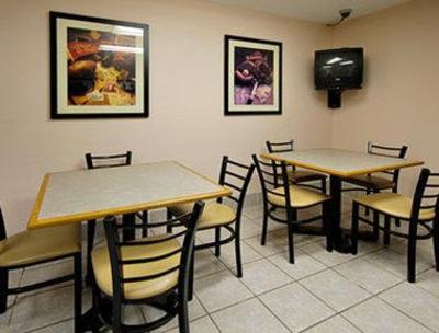 фото отеля Super 8 Motel Airport Saint Louis Bridgeton