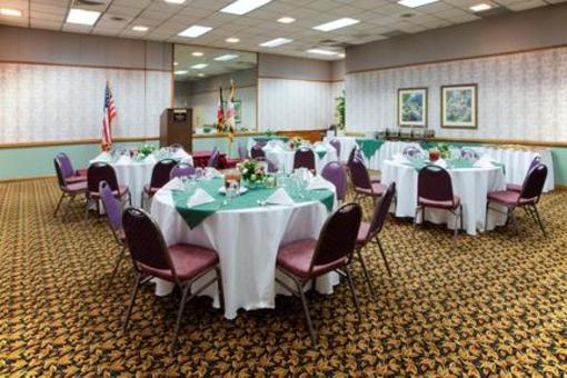 фото отеля Holiday Inn Cumberland Downtown