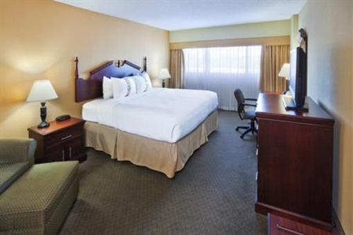 фото отеля Holiday Inn Wichita Falls (At the Falls)