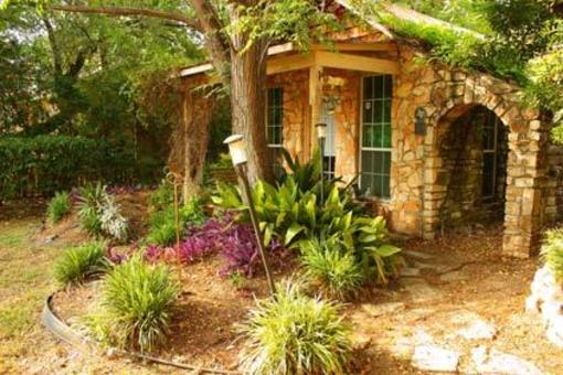 фото отеля Robin's Nest Bed and Breakfast Lakeway