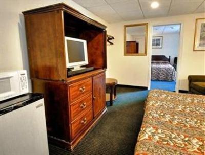 фото отеля SpringHills Rodeway Inn Lake George