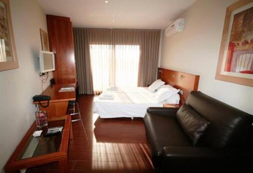 фото отеля Apartamentos Madanis L'Hospitalet de Llobregat