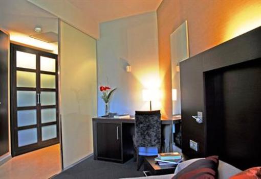 фото отеля Apartamentos Madanis L'Hospitalet de Llobregat
