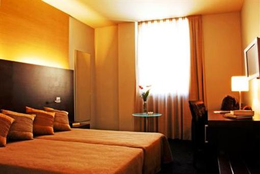 фото отеля Apartamentos Madanis L'Hospitalet de Llobregat