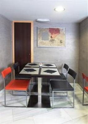 фото отеля Apartamentos Madanis L'Hospitalet de Llobregat