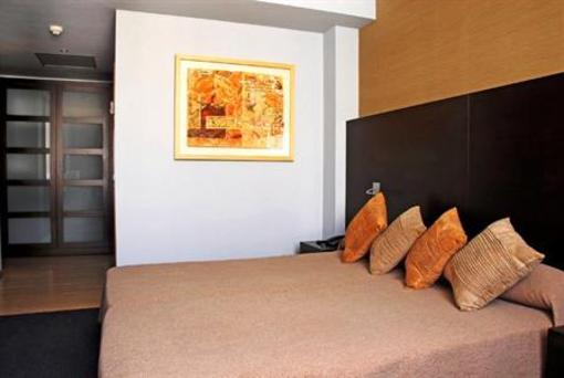 фото отеля Apartamentos Madanis L'Hospitalet de Llobregat