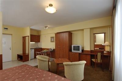 фото отеля Hotel Charles Budapest