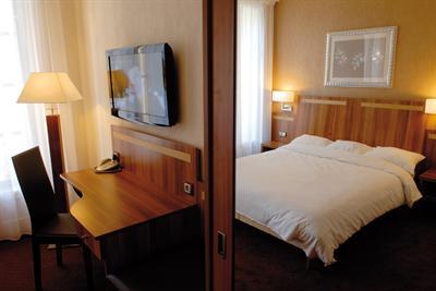 фото отеля Hotel Du Grand Monarque Nantes