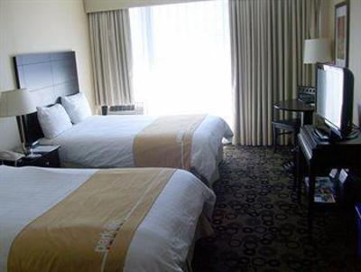фото отеля Park Inn & Suites on Broadway Vancouver