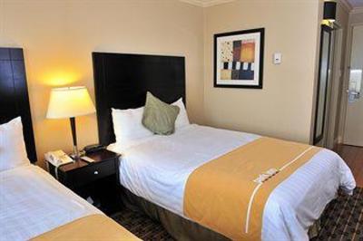 фото отеля Park Inn & Suites on Broadway Vancouver