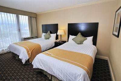 фото отеля Park Inn & Suites on Broadway Vancouver