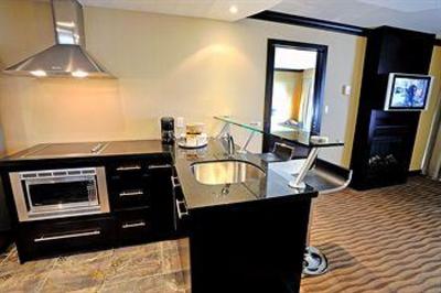 фото отеля Park Inn & Suites on Broadway Vancouver