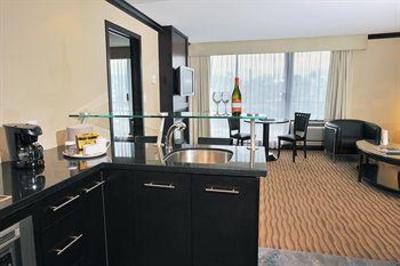 фото отеля Park Inn & Suites on Broadway Vancouver