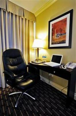 фото отеля Park Inn & Suites on Broadway Vancouver