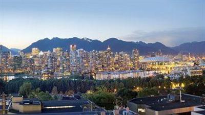 фото отеля Park Inn & Suites on Broadway Vancouver