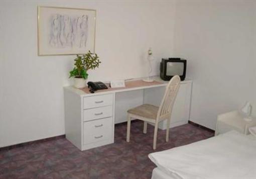 фото отеля Hotel Cafe Kinnel Mühlheim am Main