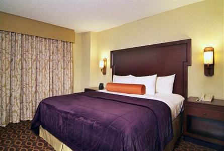 фото отеля Embassy Suites Hotel Charlotte