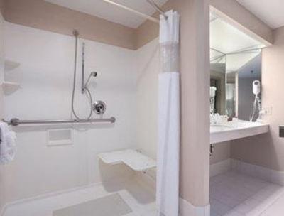 фото отеля Ramada Inn Geneva Lakefront