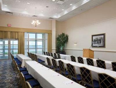 фото отеля Ramada Inn Geneva Lakefront