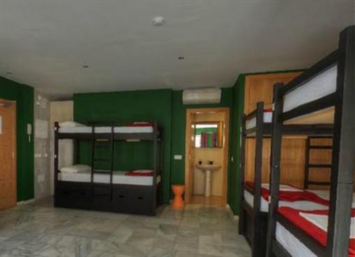 фото отеля Oasis Backpackers' Hostel Malaga