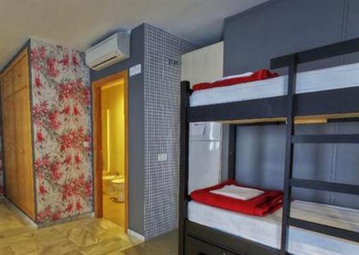 фото отеля Oasis Backpackers' Hostel Malaga