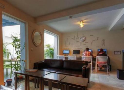 фото отеля Oasis Backpackers' Hostel Malaga